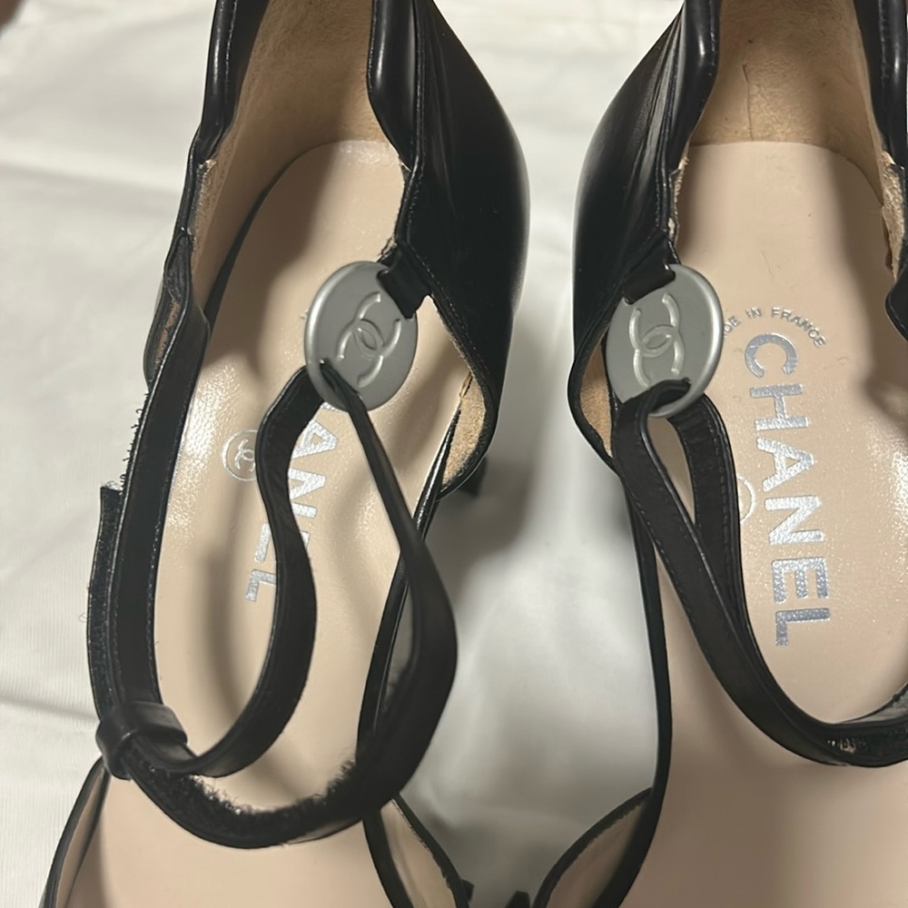 CHANEL Elegant Black Heels with Strap - Picture 14 of 17